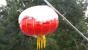 慢镜头升格拍摄冬天节日氛围雪景红灯笼4k素材51秒视频