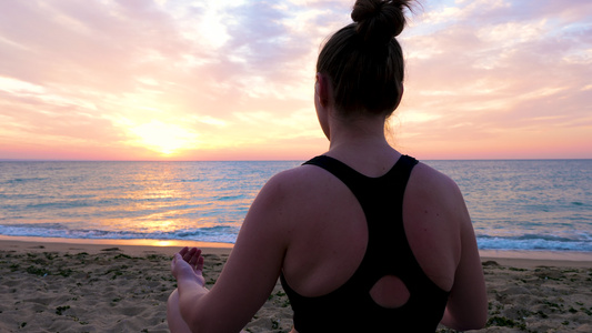 女人在海滩上练瑜伽视频