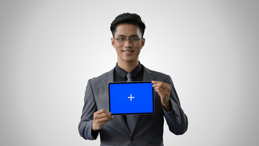 4k灰底蓝幕合成商务男性展示平板电脑视频