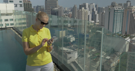 女人通过电话聊天从高楼的屋顶上Bangkok泰国视频
