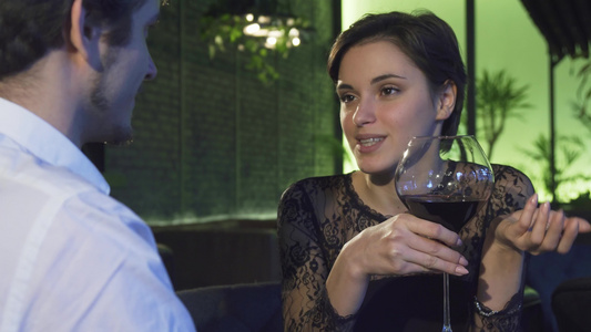和男友约会时喝着葡萄酒的深色黑发女郎视频