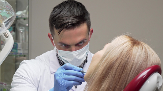 在检查病人牙齿时笑着笑着看医生面具的喜乐牙医视频