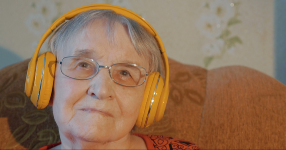 听音乐的高龄妇女视频