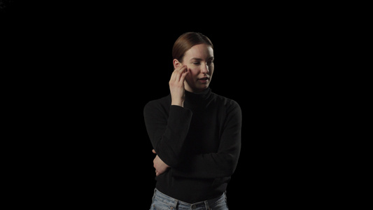 年轻女性在阿尔法频道背景中用下巴手思考视频