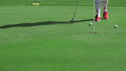 女人在高尔夫球场视频