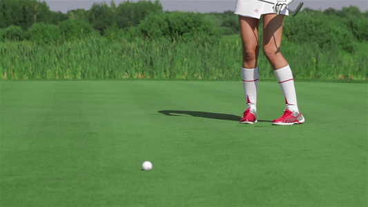 女人跪在高尔夫球场视频