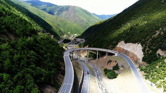 航拍西藏高山山峰公路素材视频