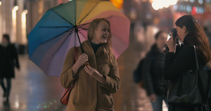 快乐的朋友在雨中拍照25秒视频