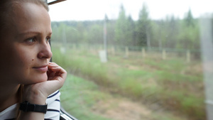 年轻女性从火车的车窗外向外看28秒视频