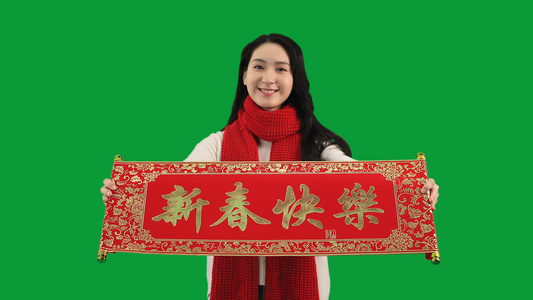 4K绿幕微笑女青年庆祝新春视频