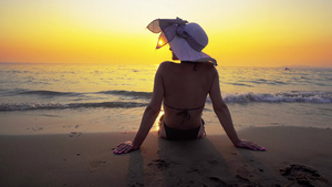 女人戴着草帽坐在热带岛屿29秒视频