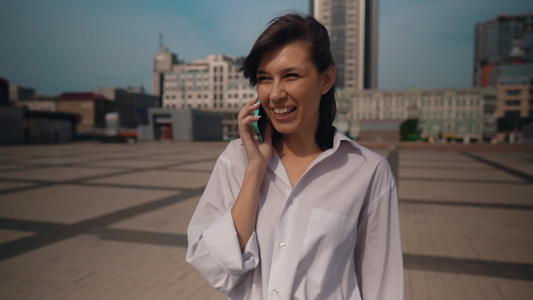 城市中使用手机的快乐女性视频