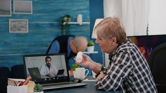 使用网络摄像头向老年患病妇女开药的远程医生视频