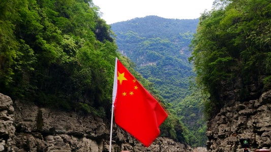 实拍巫山小三峡之小小三峡国旗飘扬[大宁河]视频