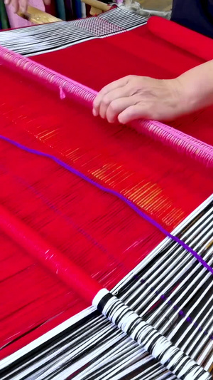 实拍古法织布制造业素材32秒视频