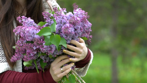 女人在花朵中拿着一束花束9秒视频