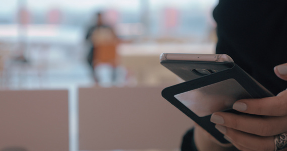 妇女在机场咖啡厅使用手机的妇女视频