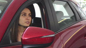 女子获得汽车钥匙并使用新车9秒视频