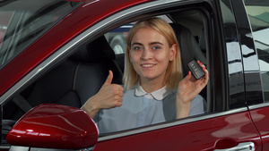 快乐的女司机展示她的车钥匙7秒视频