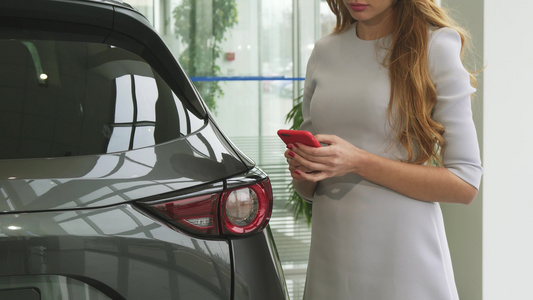 汽车经销商用智能电话拍到一名妇女的照片视频