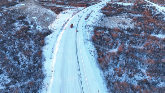 初冬冰雪河流湿地道路桥梁汽车行驶视频