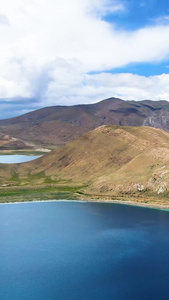航拍西藏蓝色圣湖羊湖与湖中小岛日托寺视频旅游度假视频
