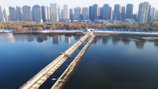 4K大气航拍沈阳盛京冬季浑河城市雪景视频