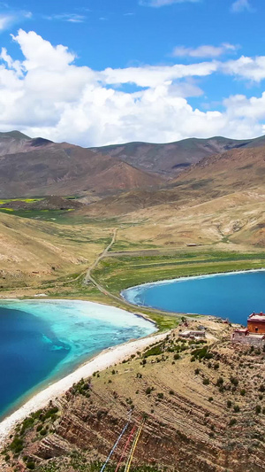 航拍西藏蓝色圣湖羊湖与湖中小岛日托寺视频羊卓雍措湖105秒视频