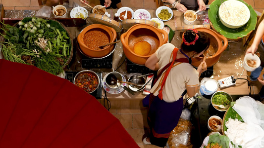 在亚洲美食广场卖食物的匿名妇女面目全非的女卖家站在视频