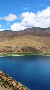航拍西藏蓝色圣湖羊湖与湖中小岛日托寺视频旅游景点视频