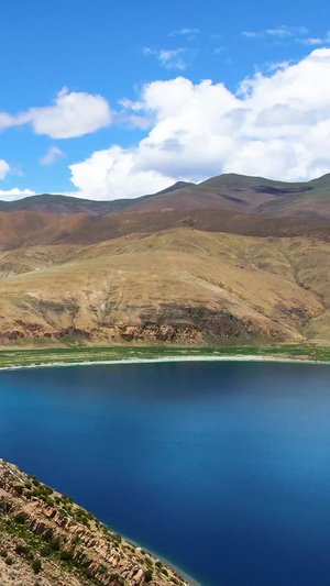 航拍西藏蓝色圣湖羊湖与湖中小岛日托寺视频旅游景点105秒视频