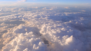 万米高空云层之上俯瞰云海景观仙境的幻觉自然世界天空素材34秒视频