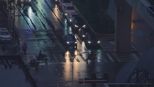 城市夜景道路交通红绿灯斑马线汽车街景4k素材视频