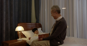 爷爷在卧室给孙子讲故事48秒视频