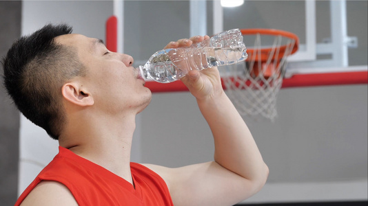 篮球运动员喝水视频