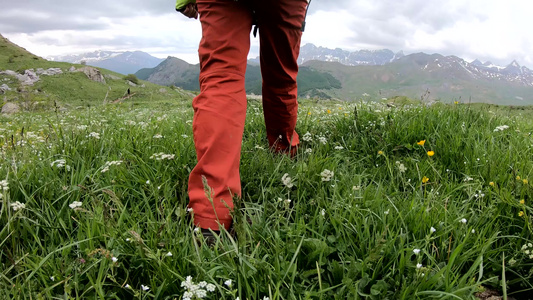 在山上徒步登山后方看到女人背部带着背包在路上走来走去视频