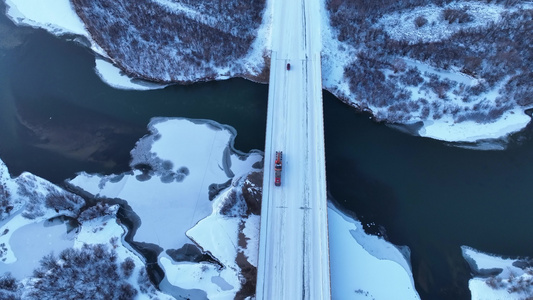 初冬冰雪河流湿地道路桥梁汽车行驶视频