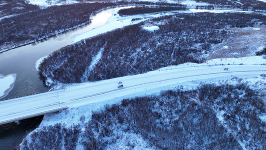 初冬冰雪河流湿地道路桥梁汽车行驶视频