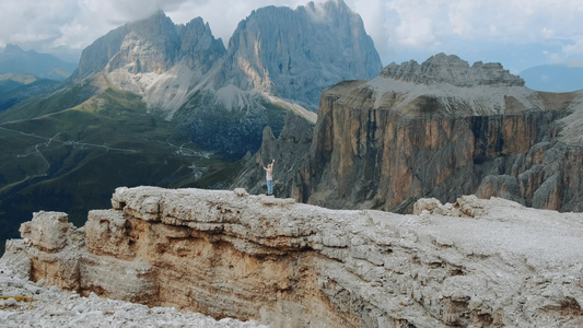 令人惊叹的山岳风景女人站在顶端用伸展的手视频
