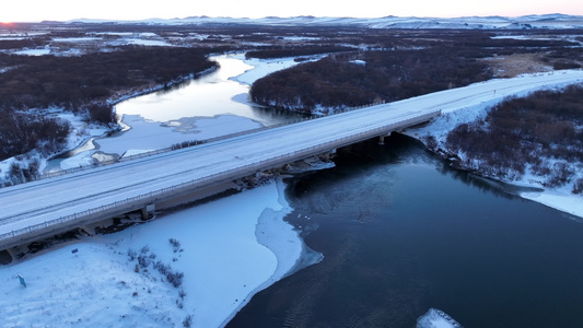 初冬冰雪河流湿地道路桥梁汽车行驶视频