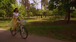快乐的少女骑自行车骑自行车32秒视频