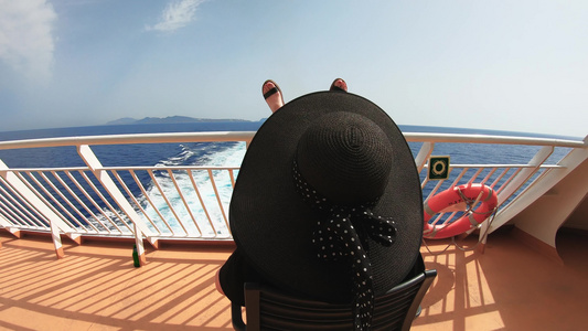 在海上游轮奢华生活方式航行中戴帽子在帆船上放松腿的视频