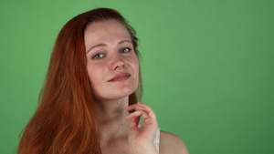 长长的姜子头发穿绿色背景的漂亮女人11秒视频