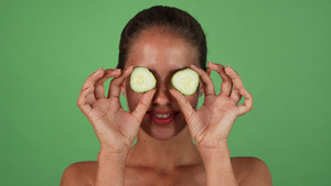 快乐健康的女人用黄瓜片遮住她的眼睛10秒视频