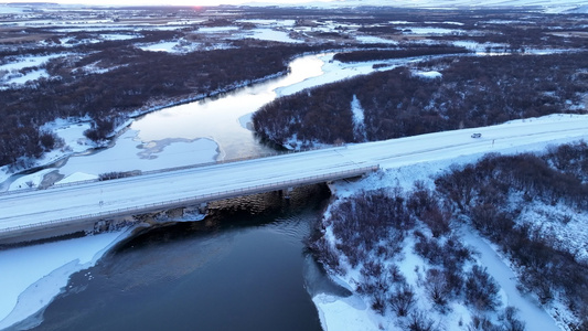 初冬冰雪河流湿地道路桥梁汽车行驶视频