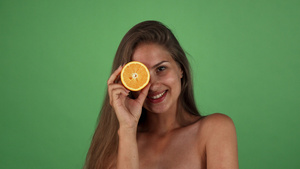 一个美丽的快乐女人的演唱室拿着半个橙子9秒视频
