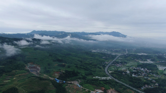 航拍山间清晨云雾缭绕自然风光[晨光熹微]视频