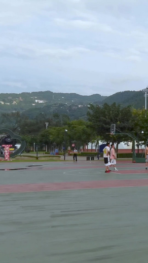 大学校园男生打篮球【该视频无肖像权，请勿商用】48秒视频