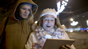 寒冷的夜晚两名妇女在户外行走13秒视频