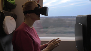 妇女在火车旅途中使用Vr头套28秒视频